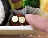 A picture of step 2 of Character Bento Meatball Makkuro Kurosuke.