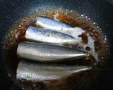 A picture of step 3 of Simmered Sardines with Umeboshi.