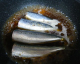 A picture of step 3 of Simmered Sardines with Umeboshi.