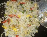 Foto langkah ke 4 dari resep Nasi Goreng Daun Jeruk.