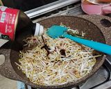Foto langkah ke 3 dari resep Tumis Kecambah Bakso.