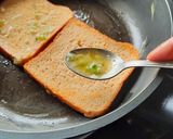 चीझ गार्लिक ऑम्लेट टोस्ट (Omelette toast recipe in Marathi) रेसिपी स्टेप 5 फोटो 