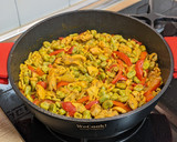 Foto del paso 5 de la receta: Pollo con pasta y habitas en salsa satay