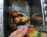 Foto del paso 1 de la receta: Salchichas frescas con miel espinacas y almendras