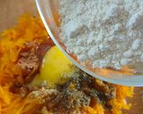 Foto del passaggio 2 della ricetta Frittelle di zucca con erbe aromatiche