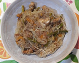 Foto del paso 4 de la receta: Fideos de arroz con costilla y verduras en salsa de soja