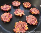 Hình bước làm 4 của món Bánh củ dền, bắp, gạo lức, hạt quinoa, phô mai và trứng fritters