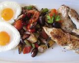 Foto del paso 6 de la receta Pollo y verduritas a la sartén con huevos duros especiales