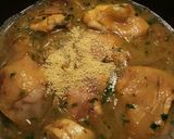 Foto del paso 5 de la receta Pollo en salsa de cebolla y perejil especiado con patatas fritas