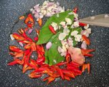 Foto langkah ke 2 dari resep Tumis daun singkong + pepaya dan teri medan.