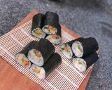 Hình bước làm 4 của món Sushi roll mini