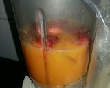 A picture of step 3 of Orange strawberry smoothy.