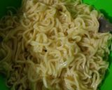 Foto langkah ke 3 dari resep Omelet mi.
