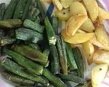 A picture of step 2 of Bengali shorshe dharosh/bhindi masala with mustard seeds paste.