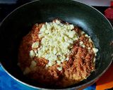 A picture of step 3 of Nolen Gurer Gajar er Halwa.