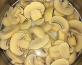 Foto langkah ke 1 dari resep Ayam cah jamur pedas.