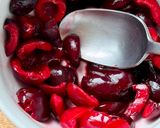 Hình bước làm 2 của món 💚 Cherry Đỏ Dằm Yoghurt & Hạt Chia