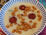 Burgonyakrém leves pirított kolbászchipssel, gyönggyel