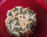 Foto del paso 2 de la receta: Ensalada de pasta completa con vinagreta de orégano
