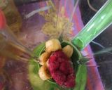 Foto langkah ke 2 dari resep Smoothie Pisang Raspberry.