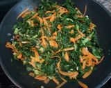 Foto del paso 2 de la receta: Salteado de kale con quinoa