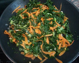 Foto del paso 2 de la receta: Salteado de kale con quinoa