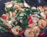 Foto langkah ke 4 dari resep Tumis Kangkung Udang.