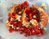 Une image de l'étape 8 de Gambas sauvages géantes marinées aux tomates, ail, citron et coriandre.
