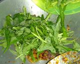 Foto langkah ke 6 dari resep Tumis mie kangkung.