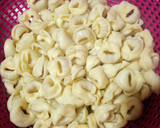 Foto del paso 1 de la receta: Tortellini de queso con verduras