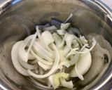 Hình bước làm 2 của món Salad Sốt Mè Rang Bò Trứng