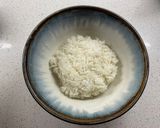 A picture of step 4 of Tamago donburi (egg rice bowl).
