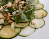 Foto del paso 3 de la receta: Carpaccio de calabacín, parmesano y rúcula con aceite de albahac