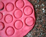 व्हॅनिला कुकीज (vanilla cookies recipe in marathi) रेसिपी स्टेप 4 फोटो 