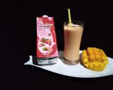A picture of step 4 of Mango strawberry yogurt smoothie.