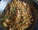 Foto langkah ke 4 dari resep Mie Goreng Solaria.