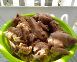 Foto del paso 2 de la receta: Patitas de puerco capeadas en salsa roja