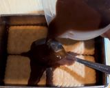 Foto langkah ke 3 dari resep Puding Coklat lapis Biskuit.
