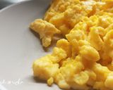 Foto langkah ke 4 dari resep Scrambled Egg McD 100% otentik 🍳.