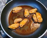 Foto del paso 2 de la receta: Tallarines con mejillones en escabeche en conserva en un plis plas