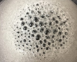 Foto del paso 2 de la receta: Flan 3 leches en baño María (olla express)