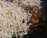 Foto langkah ke 5 dari resep Mie goreng istimewa.