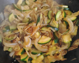 Foto del paso 3 de la receta: Sartén de huevos rotos con atún y verdura