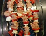 Foto del paso 3 de la receta: Brochetas de pollo marinado y verduras mediterráneas