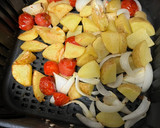 Foto del paso 1 de la receta: Patatas en airfryer con tomates cherry y cebolla