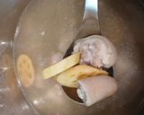 Hình bước làm 3 của món Đuôi heo nấu hạt sen, củ sen