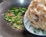 Foto langkah ke 3 dari resep Tumis jamur tiram lombok ijo.
