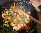 Une image de l'étape 3 de Nouilles sautées à l'ail et crevettes.