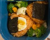 Hình bước làm 3 của món Bento box 14: cơm nắm gochujang + trứng cuộn + thịt bò xào + rau củ