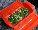 Foto del paso 1 de la receta: Merluza con ajetes y salsa verde al microondas